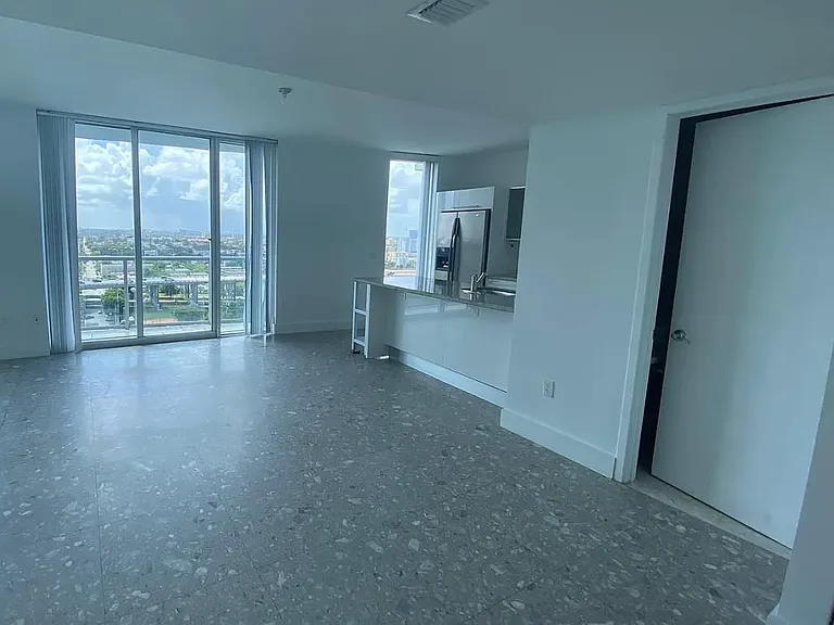 185 SW 7th St #1500 — Photo 6