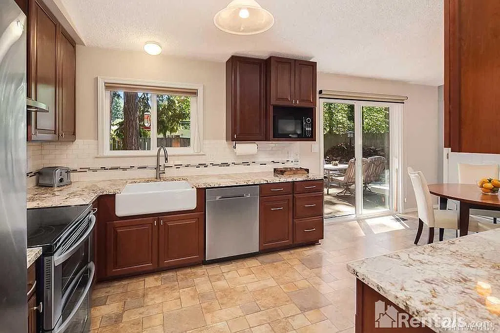 3 bed, 1050 sqft, $3,500 — Photo 4