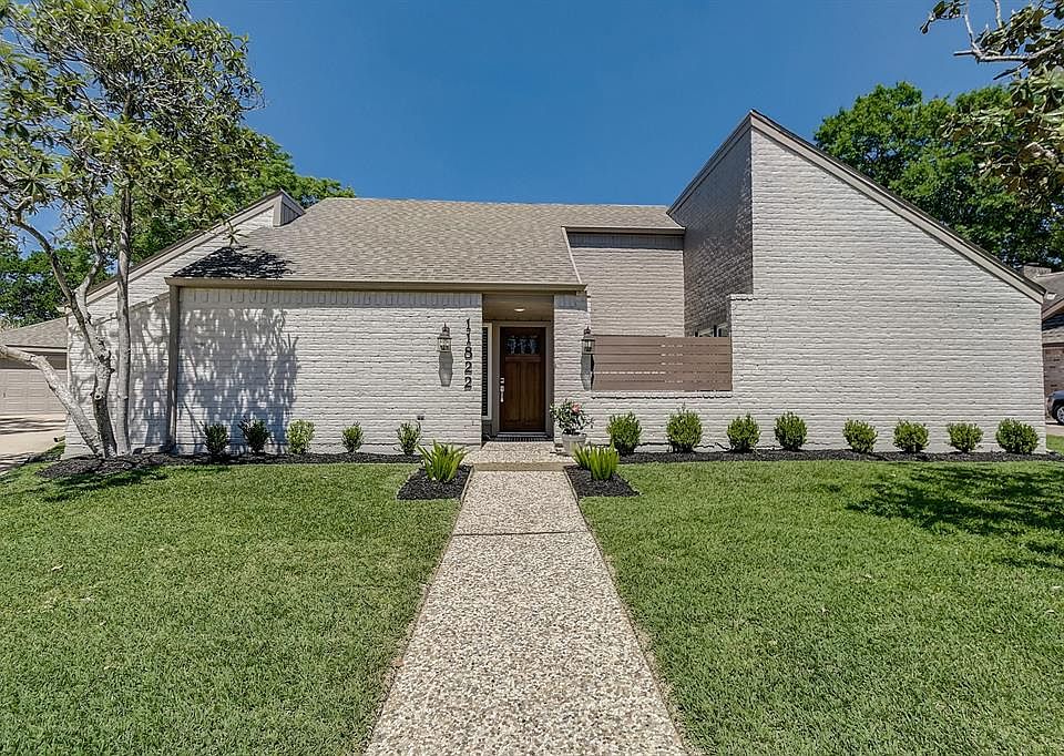 Renovated one story home with over 2900 square feet and located on a quiet cul-de-sac street has barely been lived in. This home