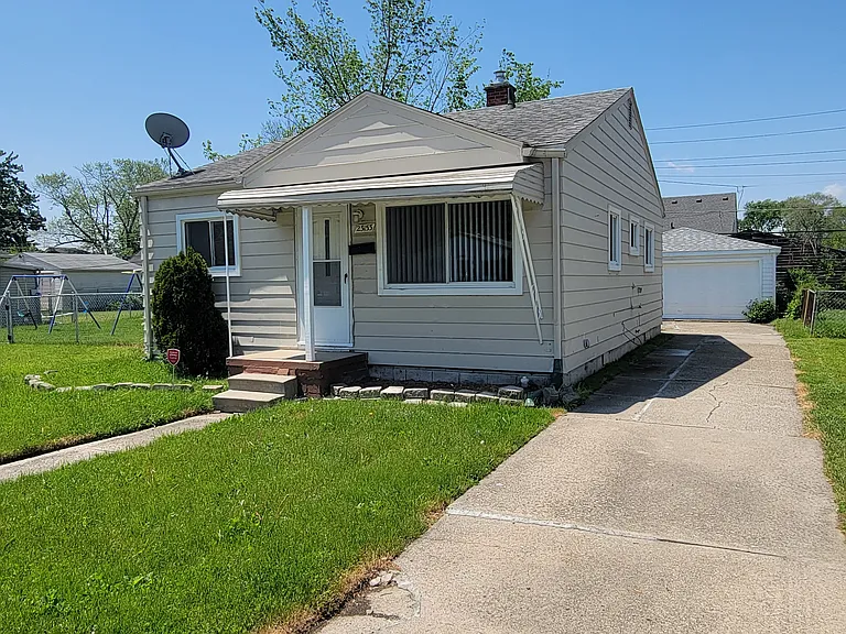 23153 Stewart Ave — Photo 2