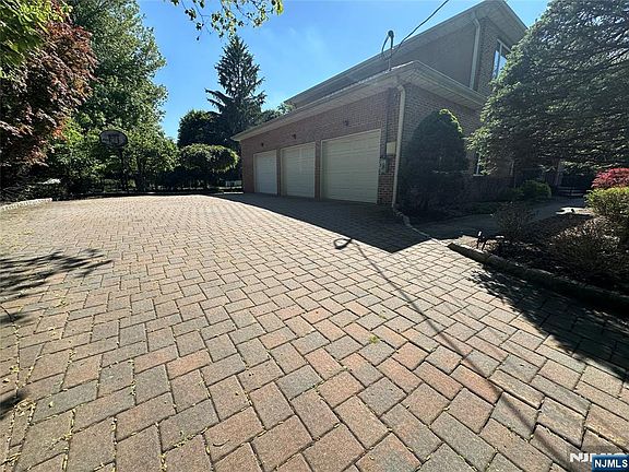 3rd image of 604 Grandview Ter