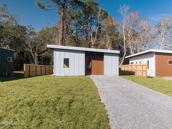 3rd image of 576 WOODLAWN Road