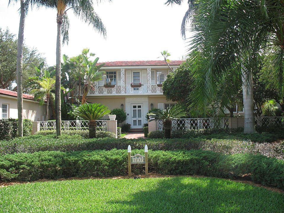 Front Entrance-Circle Dr