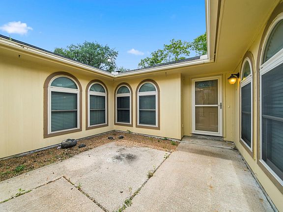 3rd image of 2708 Shady Creek Dr