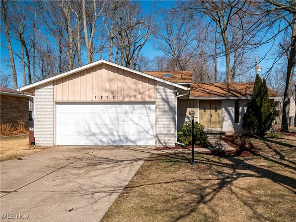1712 Emerald Dr, Lorain, OH 44053