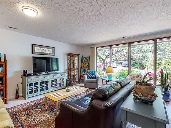 5th image of 210 Coronado Dr