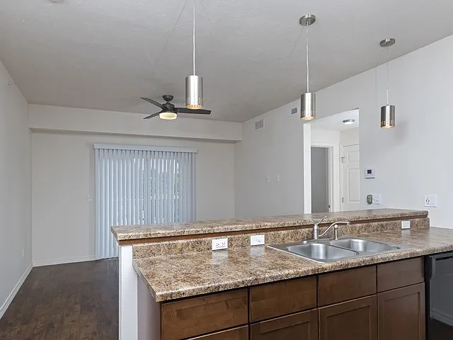 1100 S Market Ave — Photo 16