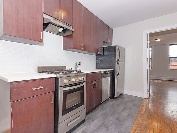 3rd image of 838 Jefferson Ave #7U