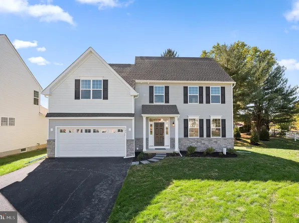 102 Petrelia Dr, Honey Brook, PA 19344