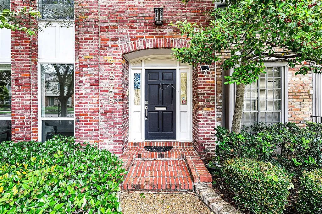 Building Photo - 5878 Valley Forge Dr #149