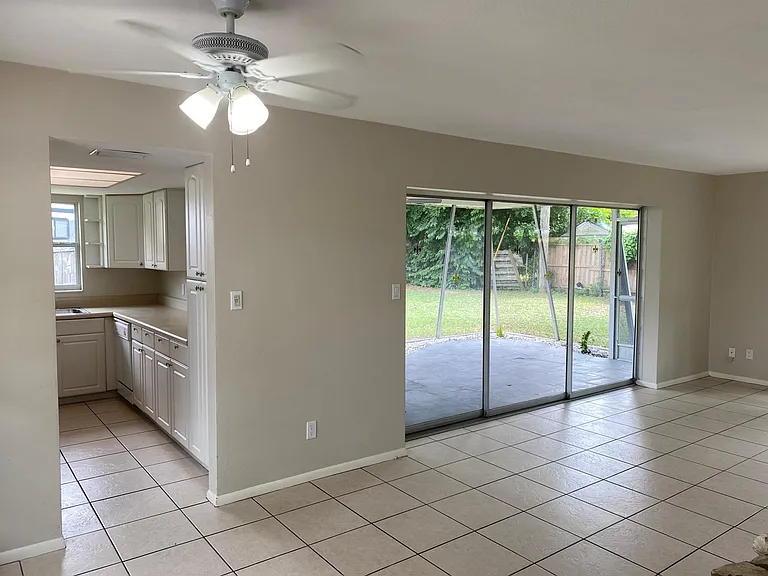 2016 Hopkins Dr W — Photo 2