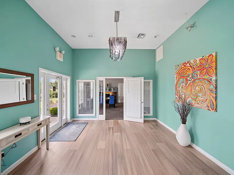 M Club Apartments — Photo 15