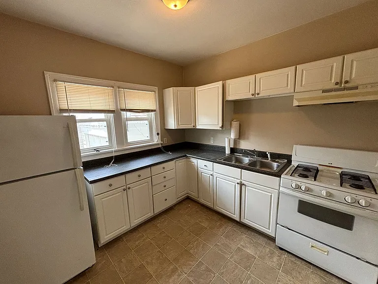 709 E Main St — Photo 16
