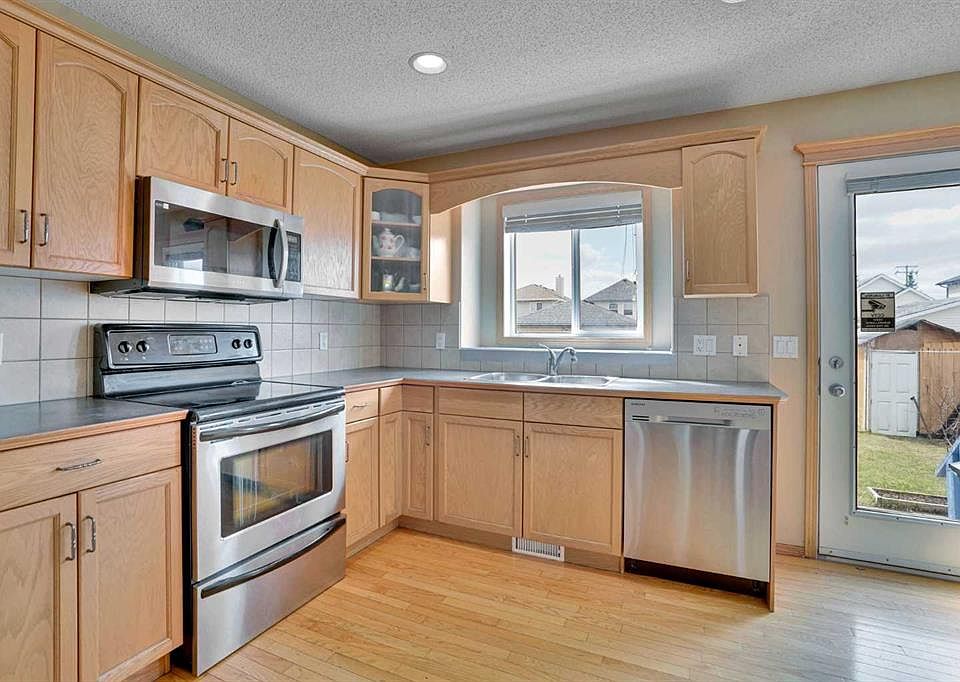 1st image of 75 N Taralea Cres NE