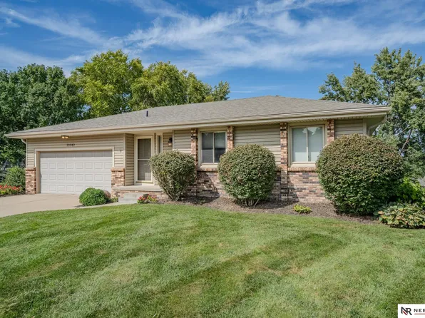 13582 Berry Cir, Omaha, NE 68137