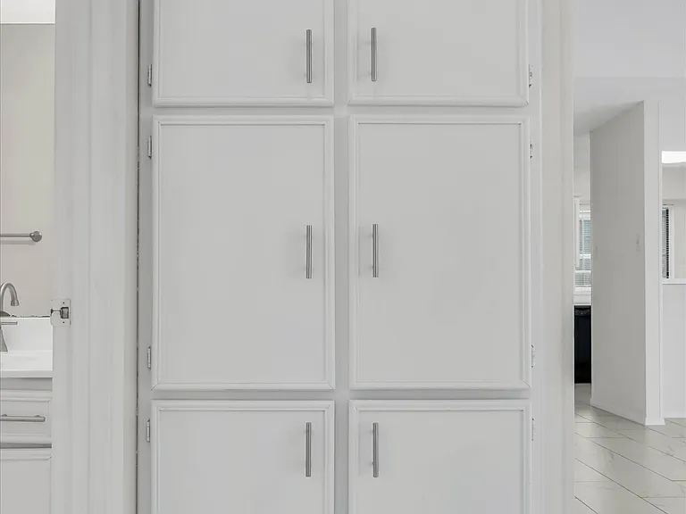 332 W Corporate Dr — Photo 13