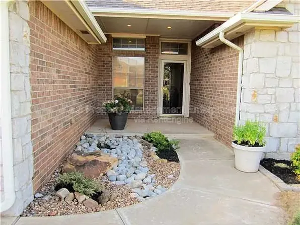 9025 NW 92nd St, Yukon, OK 73099