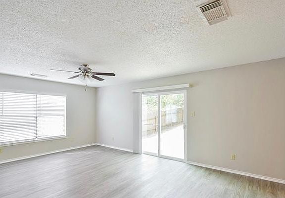 3rd image of 335 Territory Oak