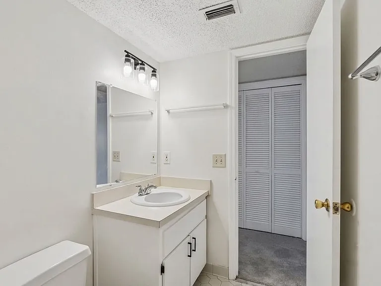 7086 Ponce De Leon Ave — Photo 10