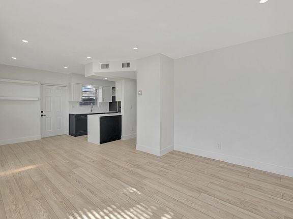 5th image of 323 Decarie St #1