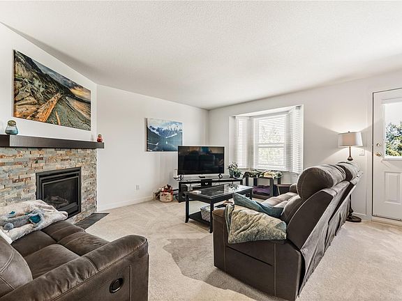 4th image of 1663 Dufferin Cres #3