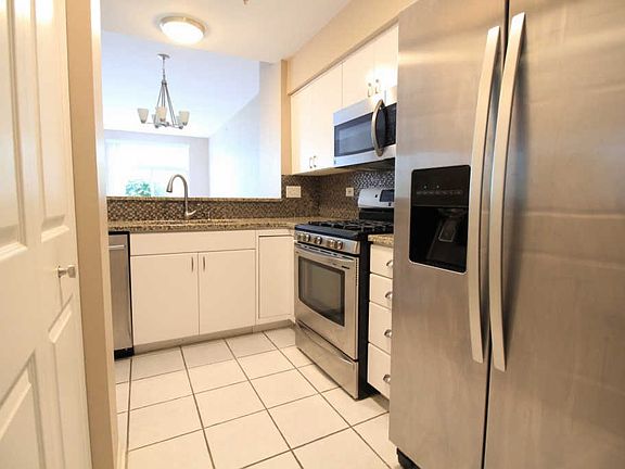 3rd image of 1109 E Wilson Ave