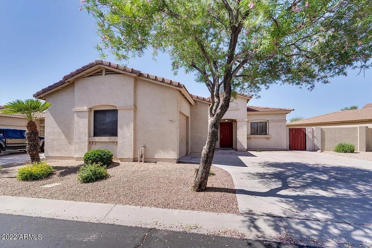 3 bed, 2.0 bath, 1348 sqft, $2,500 — Photo 2