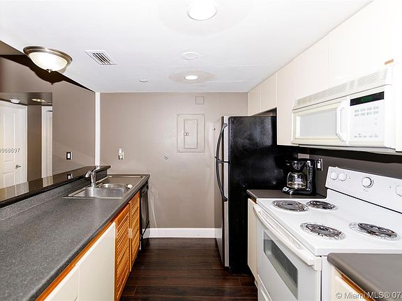 4th image of 834 Ocean Dr #211