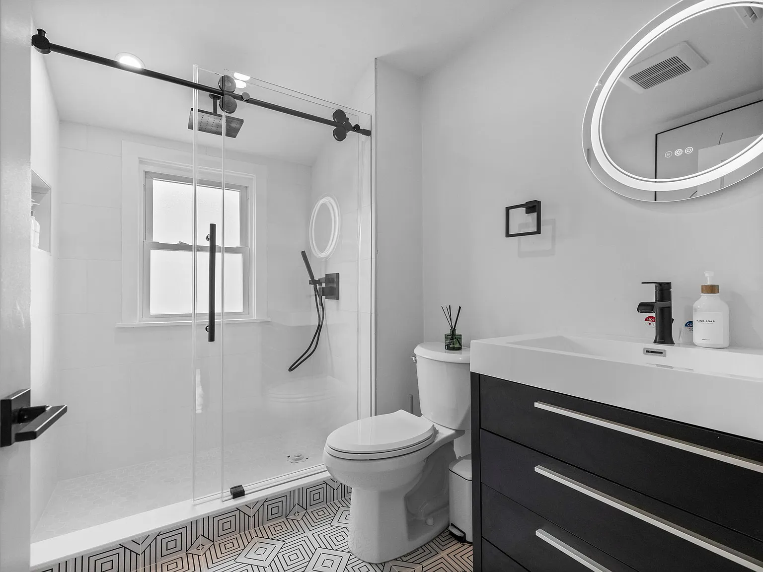 7 bed, 1700 sqft, $7,900 — Photo 3