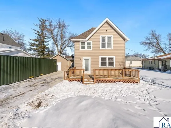 323 E 11th St, Blue Earth, MN 56013