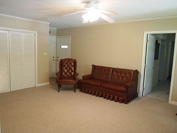 Family rm w/access to garage