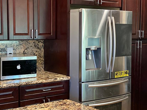 Gorgeous compact kitchen.