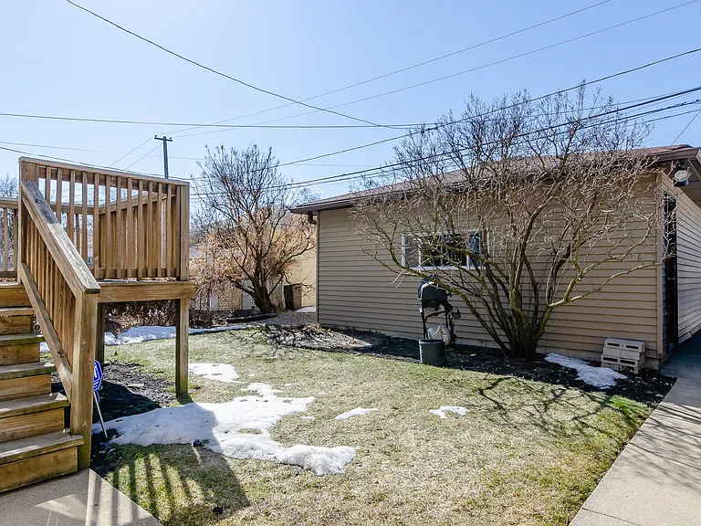 1033 Hayes Ave — Photo 3
