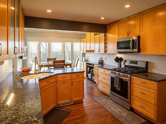 2nd image of 4025 Radcliffe Dr