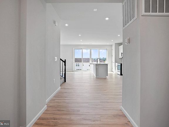 4th image of 762 Round Hill Dr