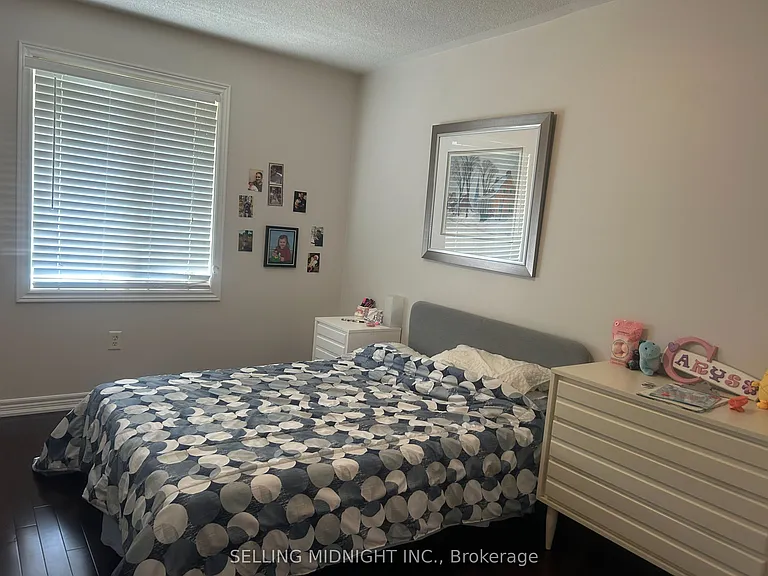 2413 Ravinebrook Cres — Photo 25