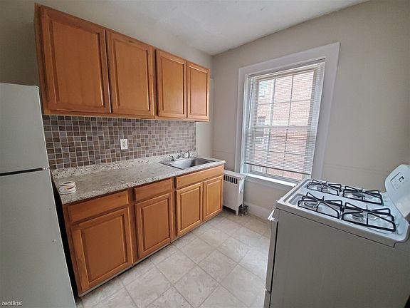 2nd image of 833 Elm St APT B1