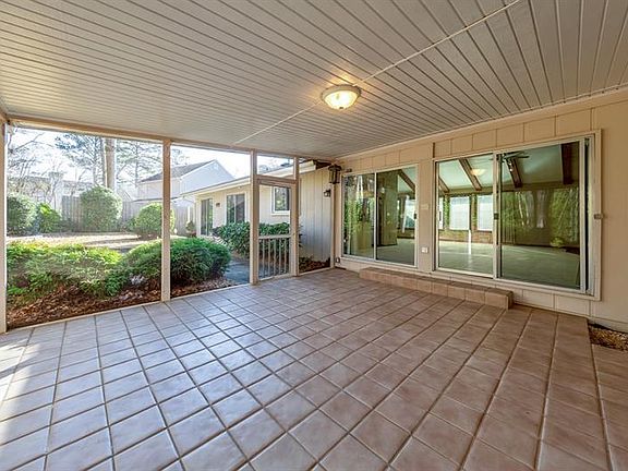 5th image of 2195 Carlyle Dr
