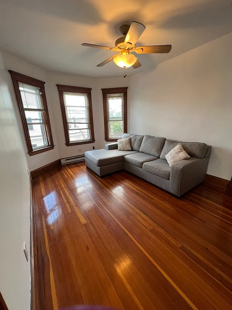 3 bed, 950 sqft, $2,700 — Photo 2