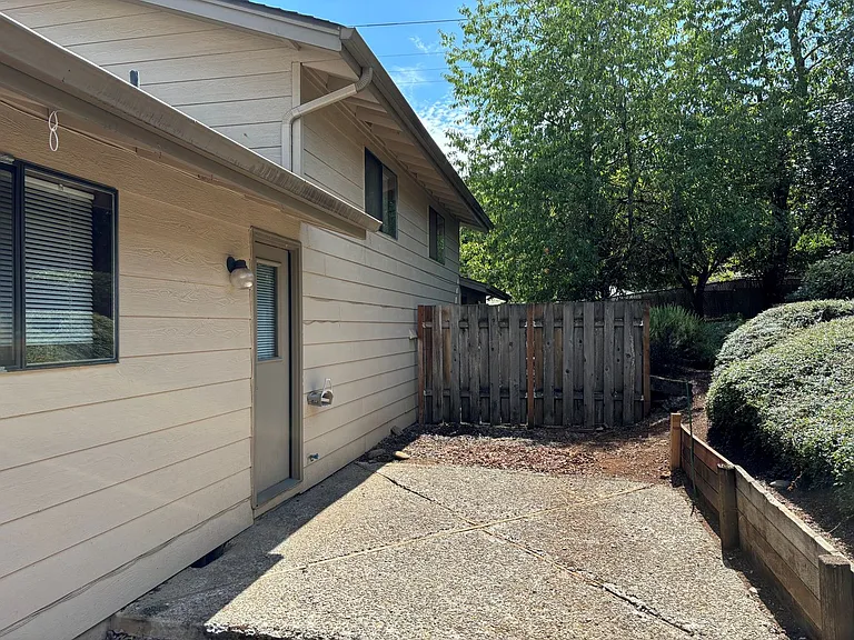 Large Two Bedroom Duplex in South Salem — Photo 13