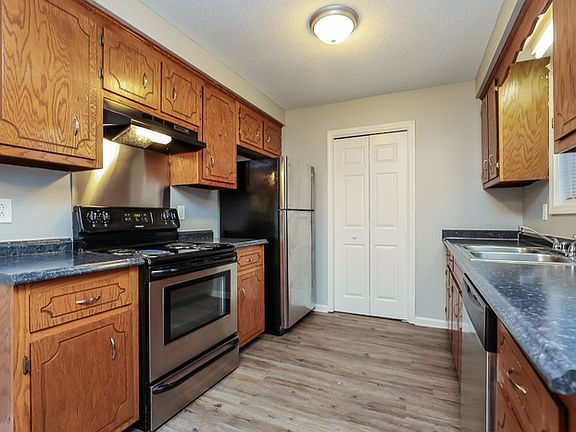 5th image of 427 Sandburg Dr