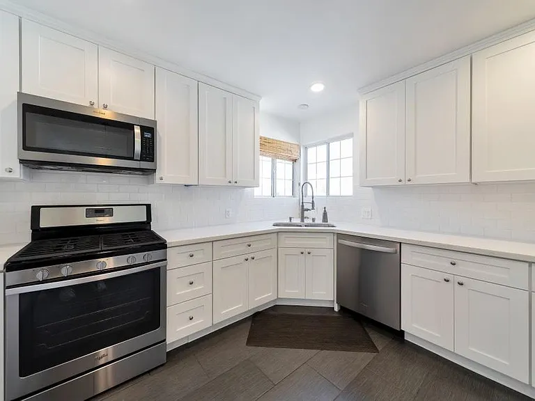 11613 Haynes St — Photo 4
