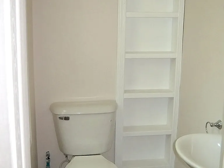 1200 N Woodlawn Ave — Photo 3