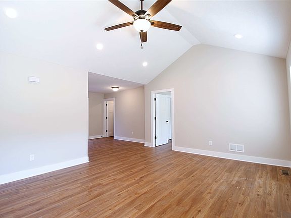 3rd image of 546 Glenview Dr