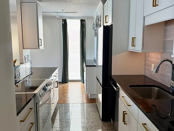 5th image of 71 E Division St APT 1601