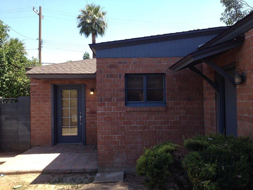 Gated Semi Private Courtyard w/Front Entry