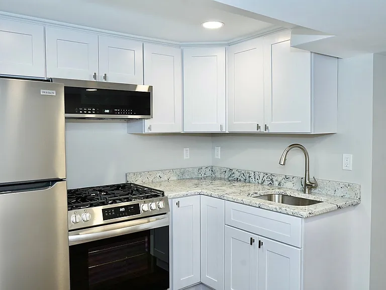 406 Hedge St — Photo 14