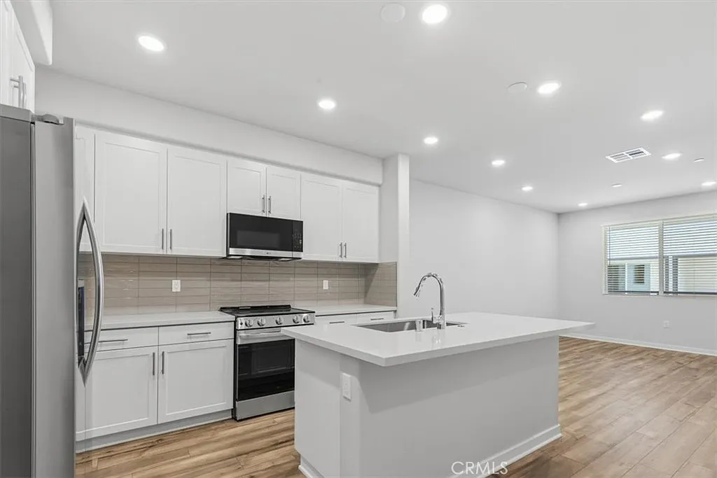 3 bed, 1465 sqft, $3,100 — Photo 3