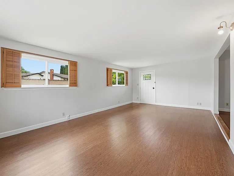 324 E Crystal Ave — Photo 5