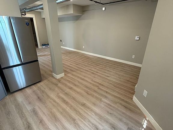 3rd image of 627 E 4th St #101